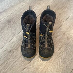 Keen winter boots size 12 child. Rated -30 degrees